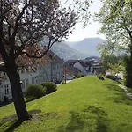 Historic House, Right In The Middle Of Everything! 度假居 卑爾根
